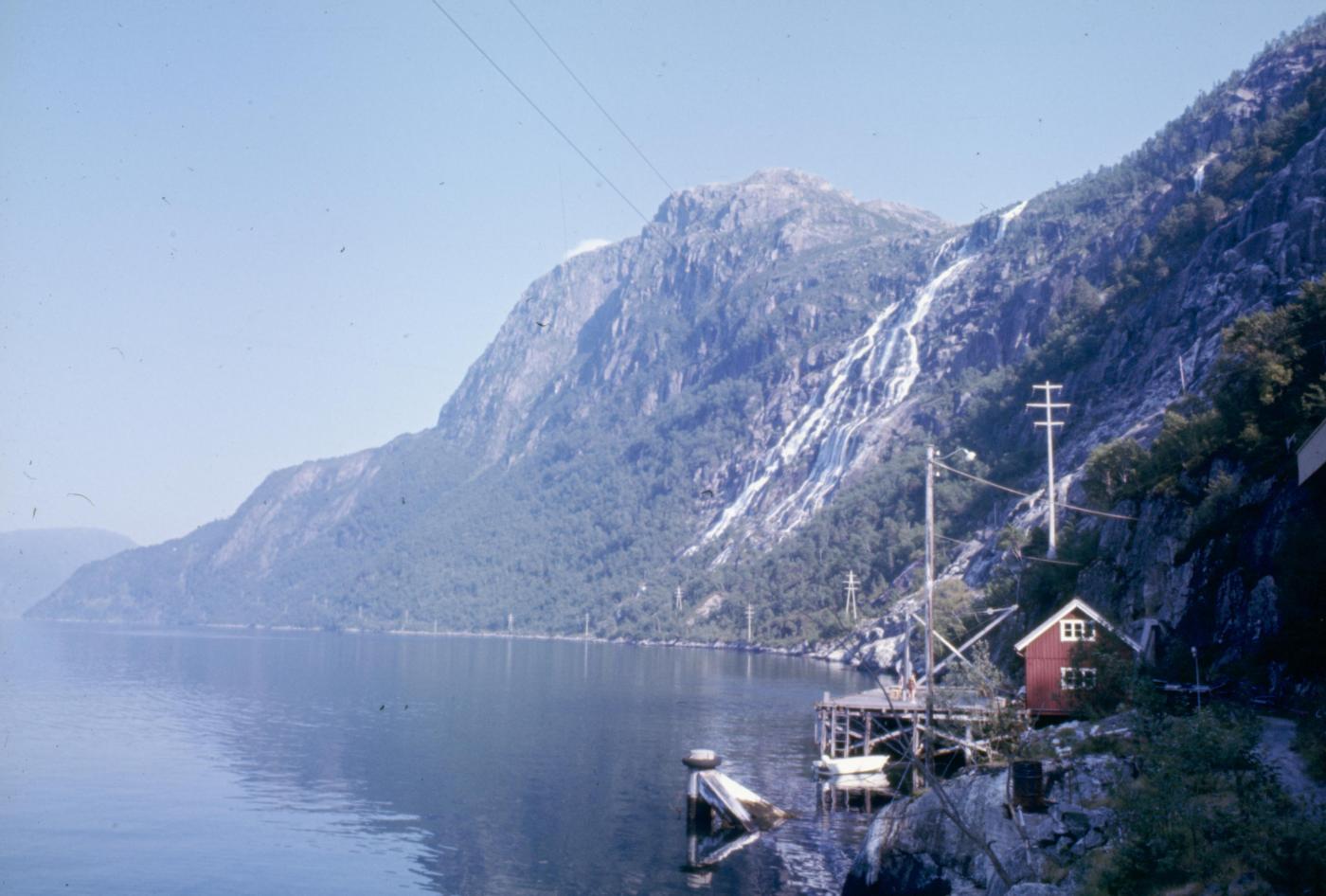 Bilde av stasjonsområde og foss.