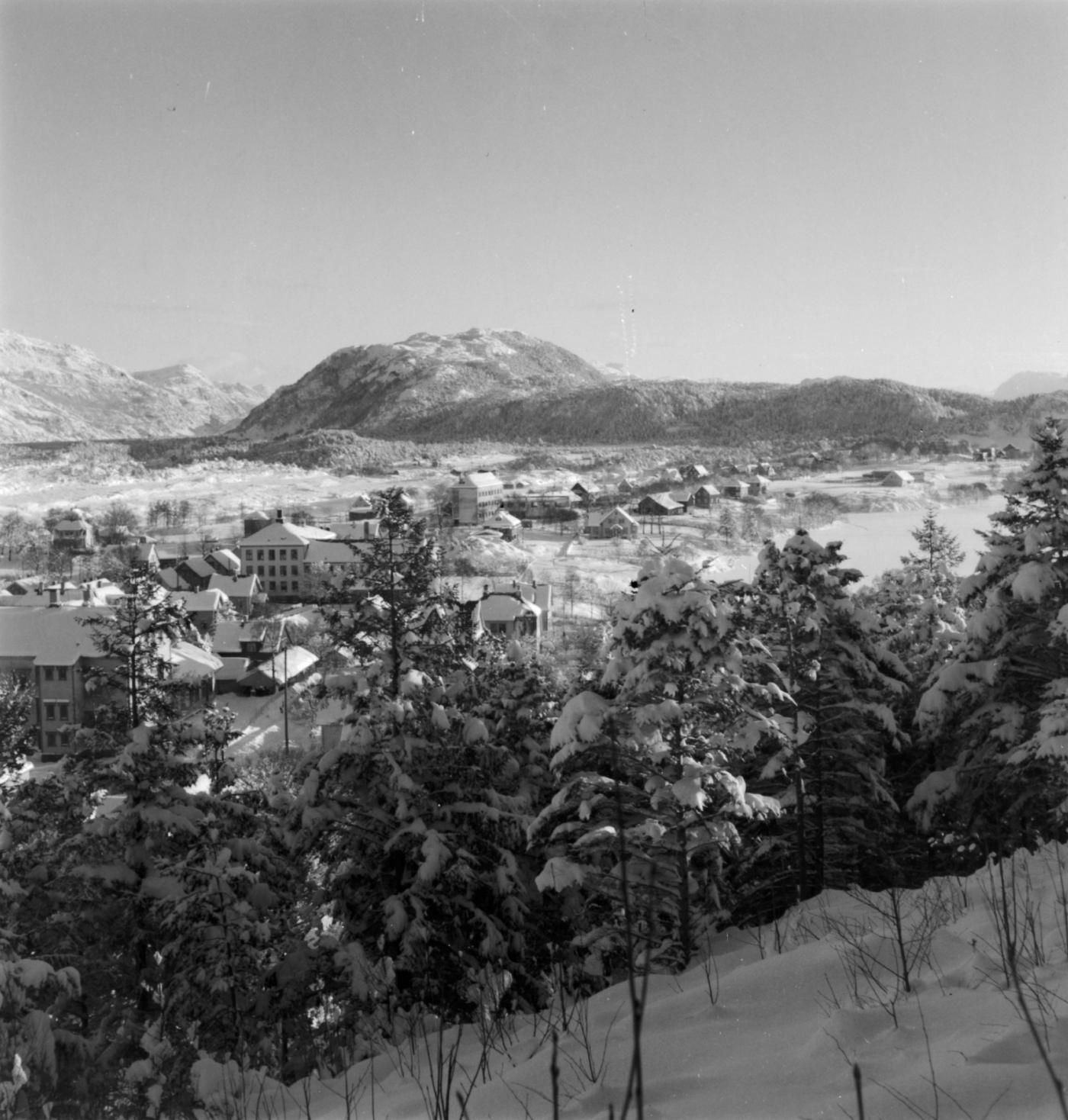 Florø by, sett mot aust. Til venstre i bilde Fylkesfiskarfagskulen (no Rekstensenteret). I midten Florø sjukehus og bak der Florø Barneskole