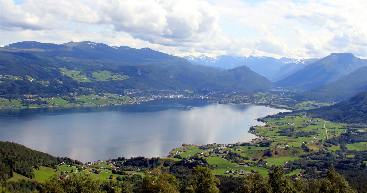 Bilde av bygd ved fjord