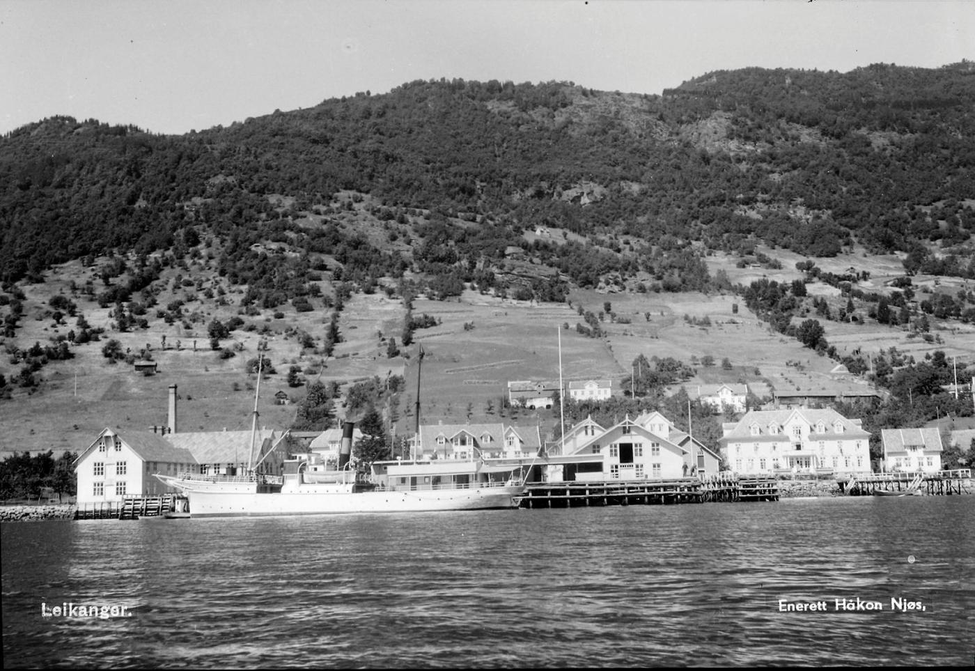 bilete av hus og båt, frå fjorden