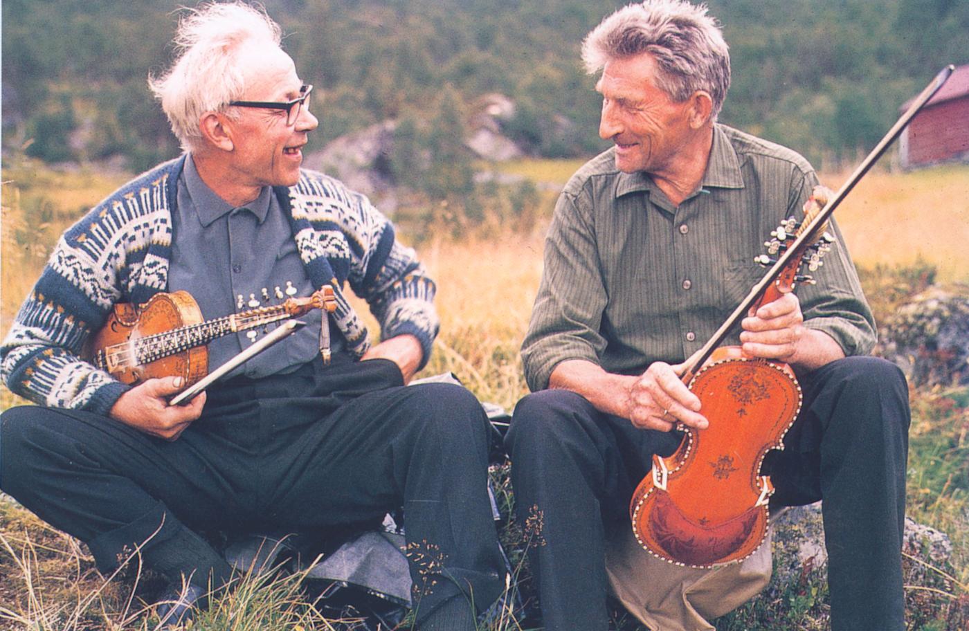 Einar Bakkane og Asbjørn Sunde ein sommarsundag på Vonastranda.