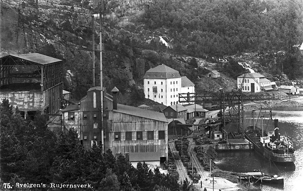 På dette biletet frå byrjinga av 1930-talet ser vi smelteverket i Svelgen. Bak dette ligg kraftstasjonen til Bremanger kraftselskap som stod ferdig i 1920. Heilt til høgre på biletet ser vi Ålfoten interkommunale kraftstasjon - "Ålfotstasjonen".