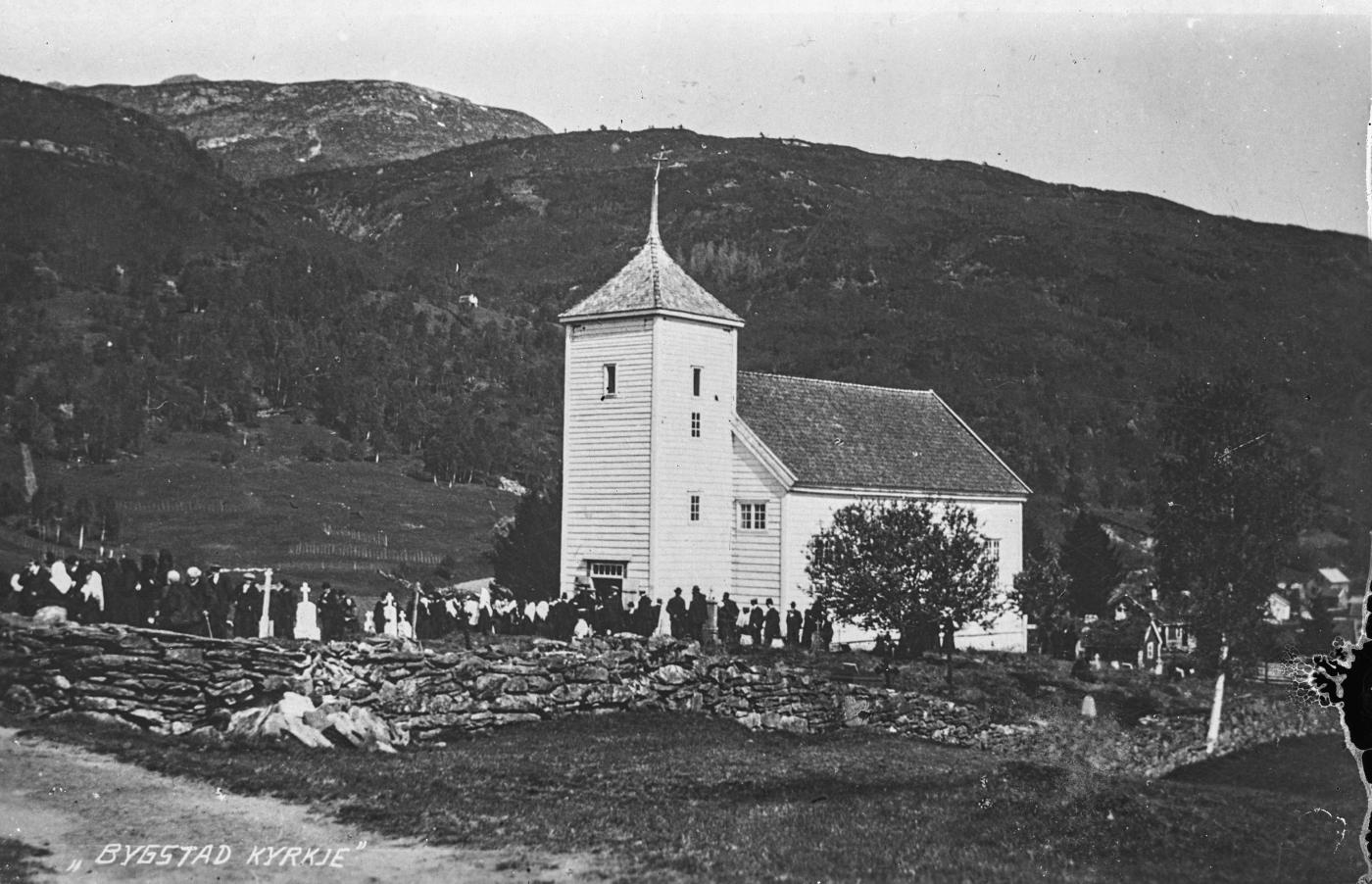 Bygstad gamle kyrkje og kyrkjegard.