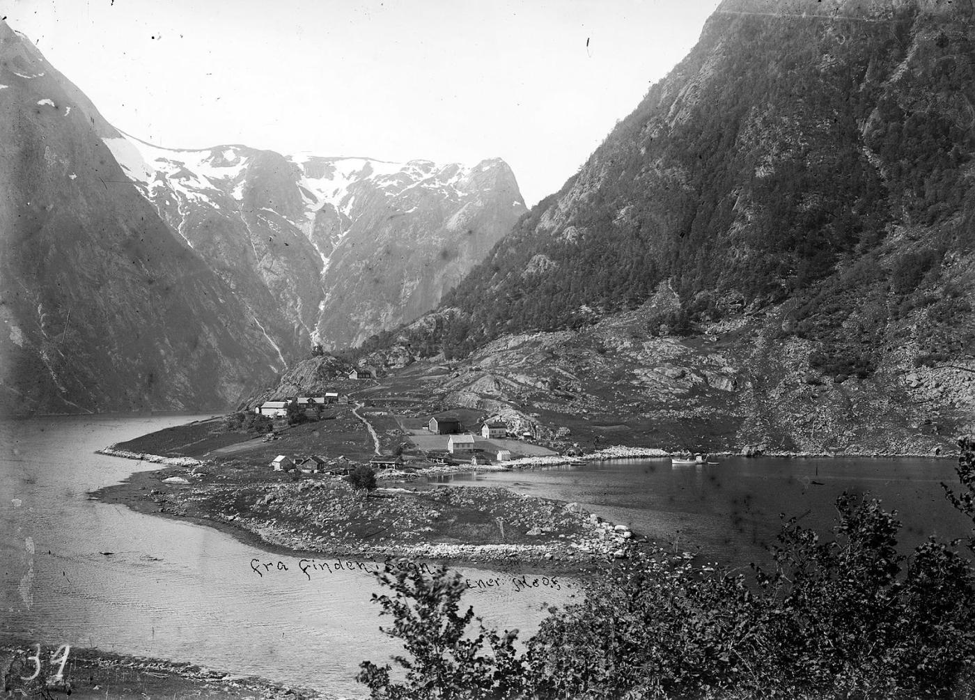 bilet ei svart kvitt av ein gard ved fjord og fjell