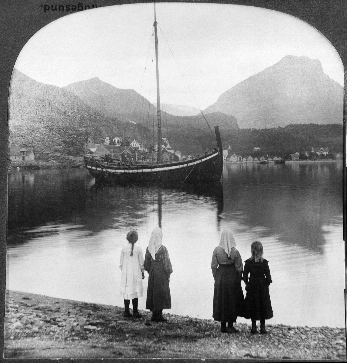 Jekta er fotografert på fjorden på Sandane