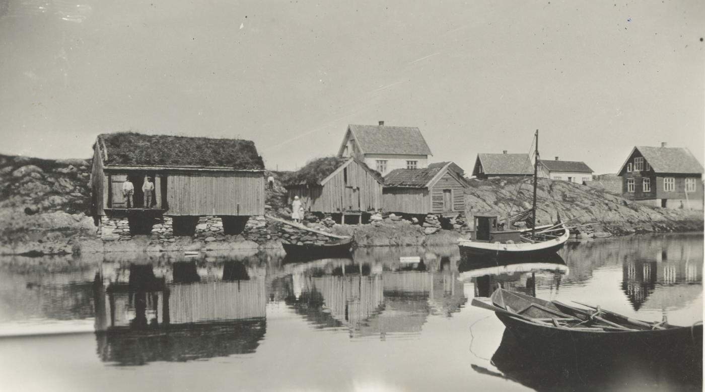 Indreværvågen i 30-åra, med f.v. Andersnaustet,  Nilsskjåen og Gullakskjåen. Her på den vesle øya kjende David Olai Lund som barn at han fekk misjonskall, og her la han første grunnlaget til førebuinga av sitt store livsverk som misjonær. 