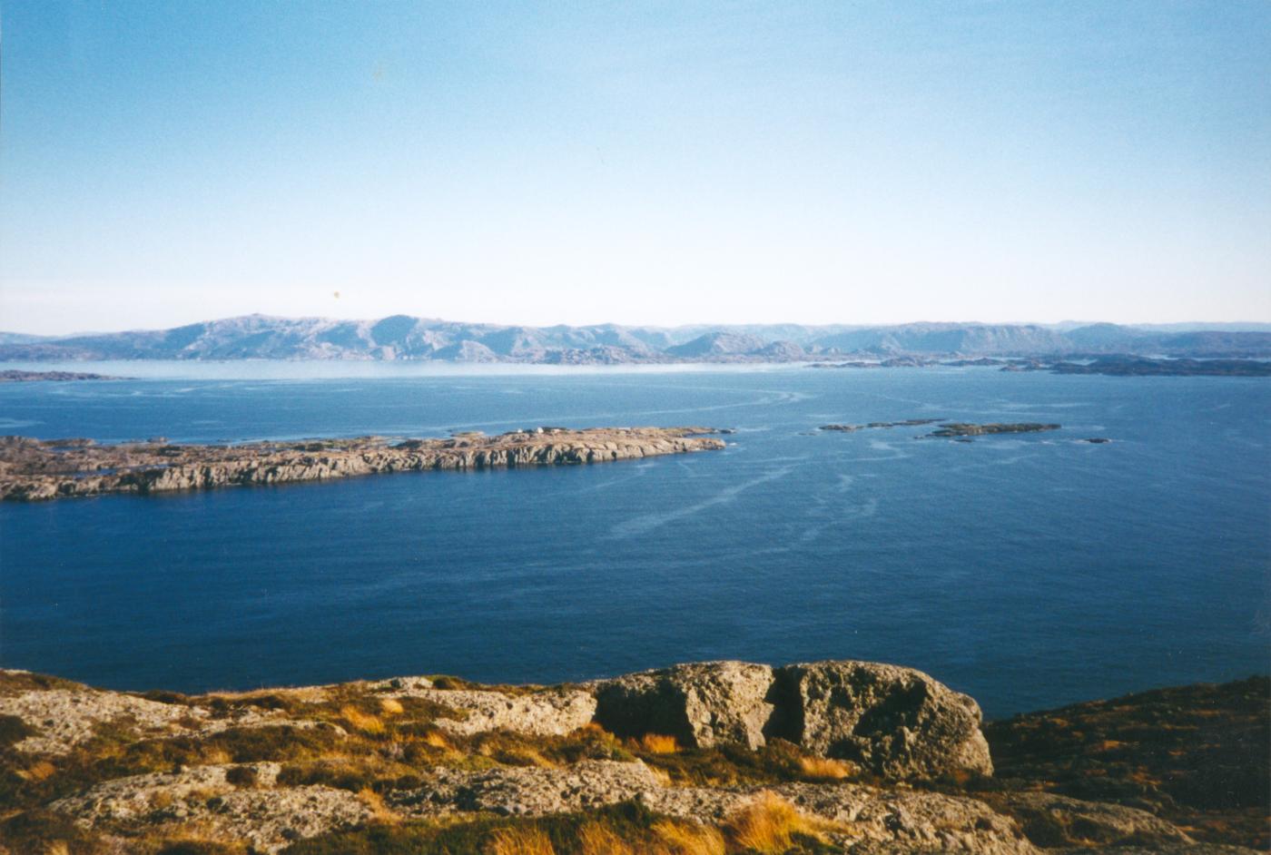 Utsikt frå Håfjellet mot søraust. Neset som skjer seg godt sør i Sognesjøen er Tungodden. Over Oddeholmane skimtar me Glaværet og Skjerjehamn. Alle sjøområda på biletet var høgst aktuelle ferdselsvegar for fiendeskip.