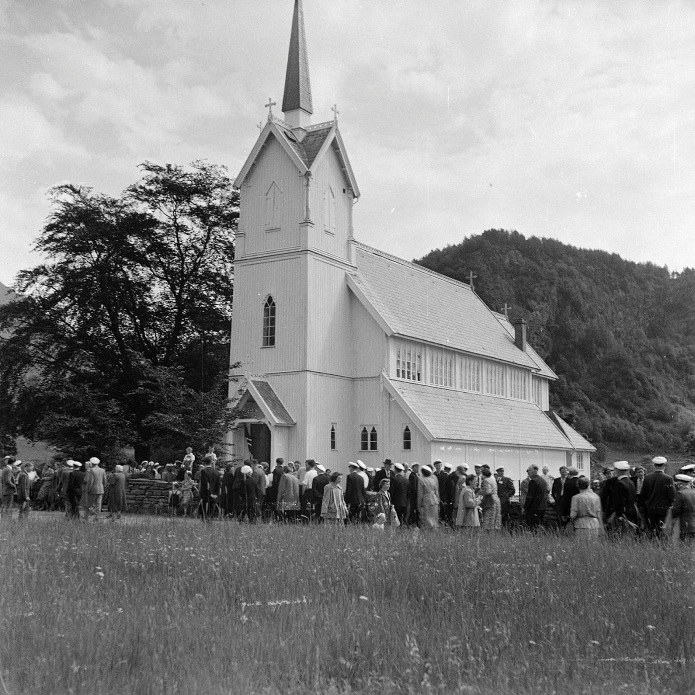 BIlete av kyrkje, folkemengde