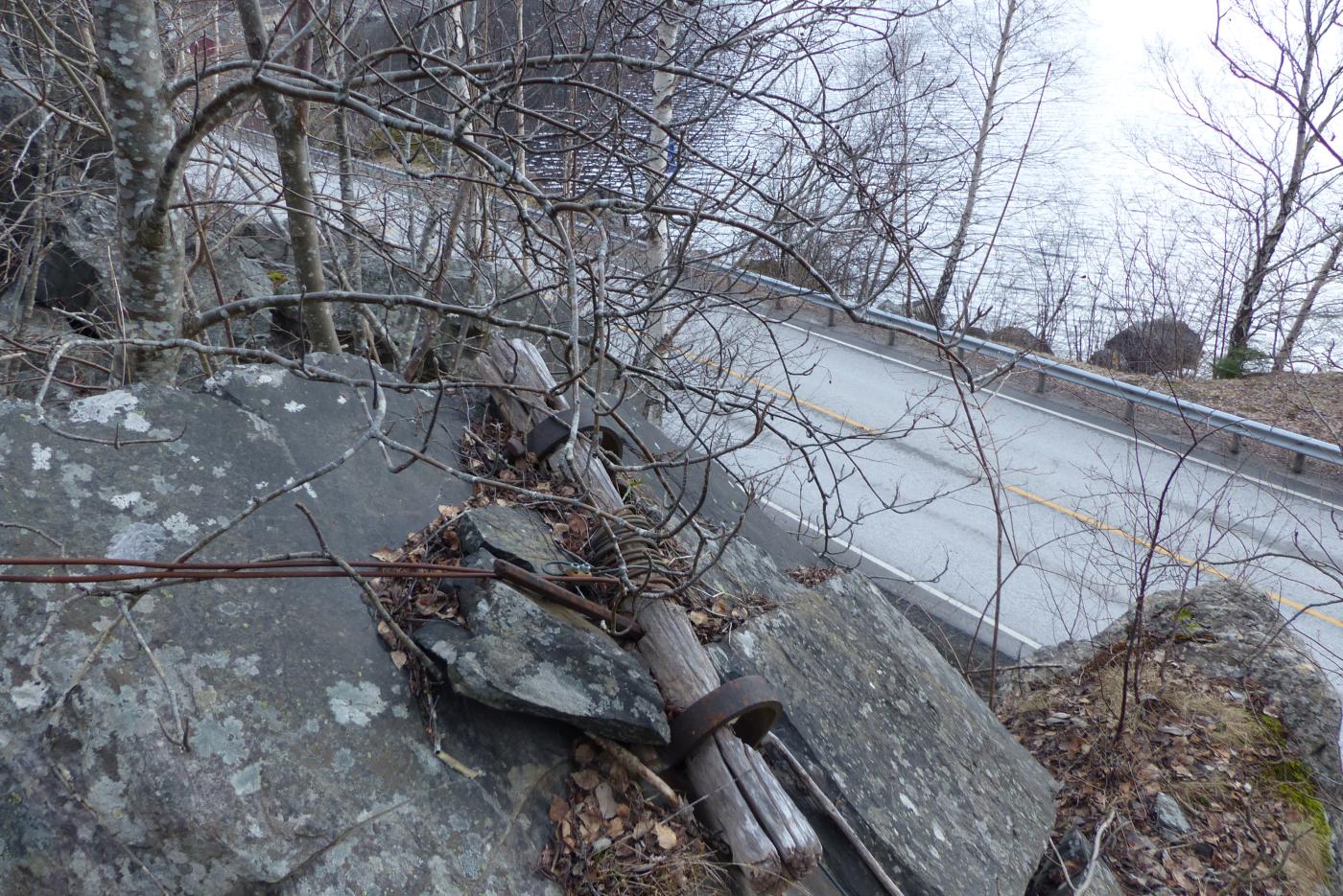 Gamalt løypestrengfeste over veg. 