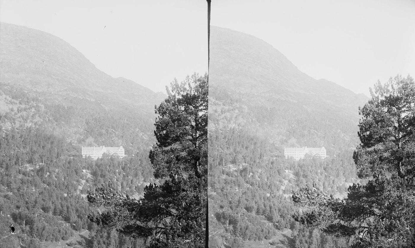 Bygning i fjellside, skog