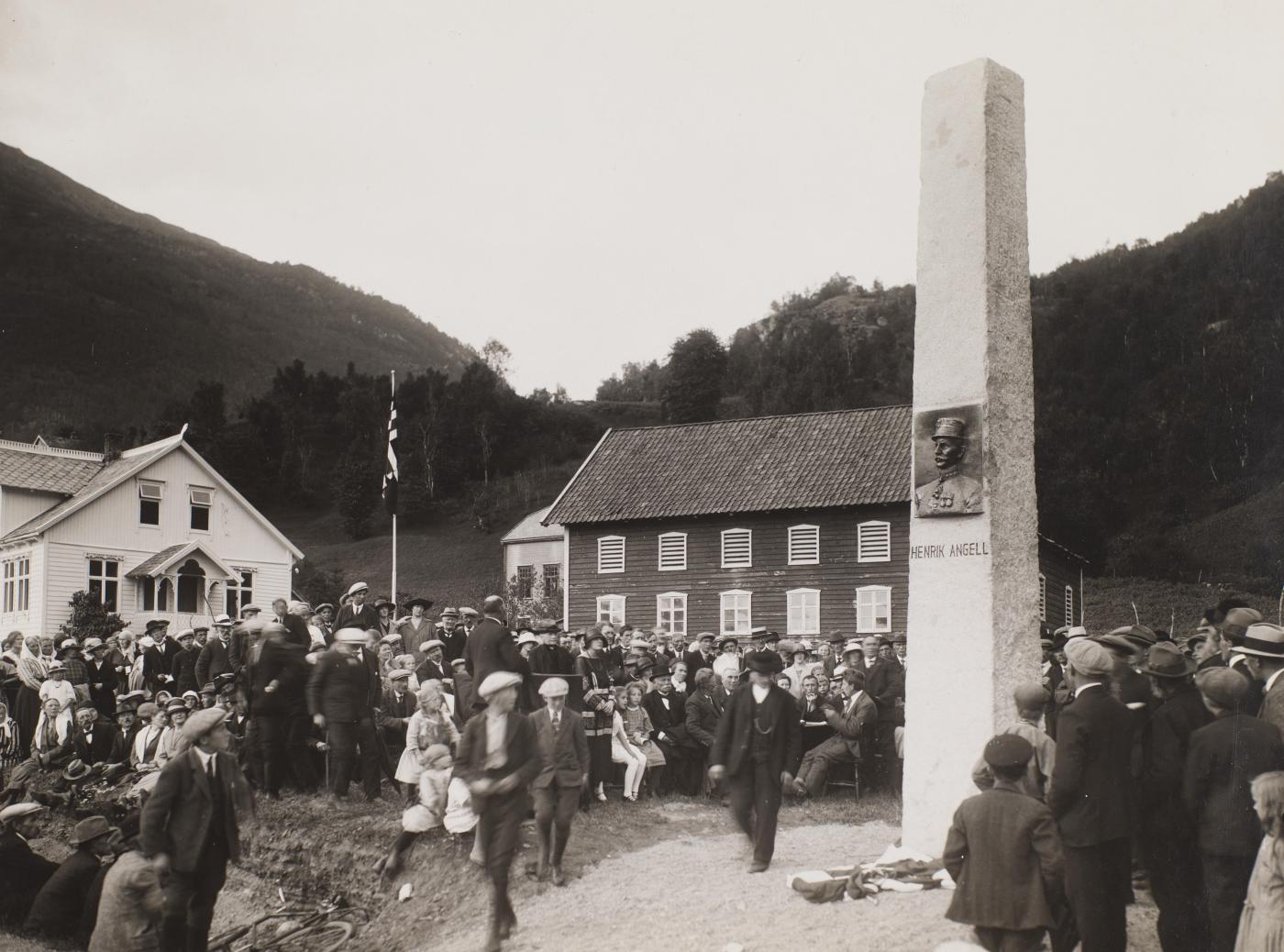 Folkemengde samla, minnestein