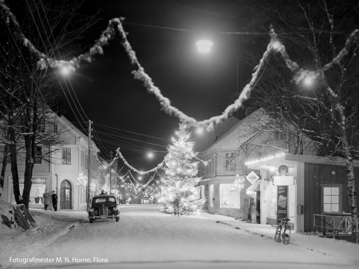 Julestemning i strandgata i Florø ein stille desemberkveld