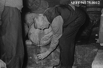 Kristian Tveit tappar øl i kjellaren i gamlehuset på Nedre Tveit.