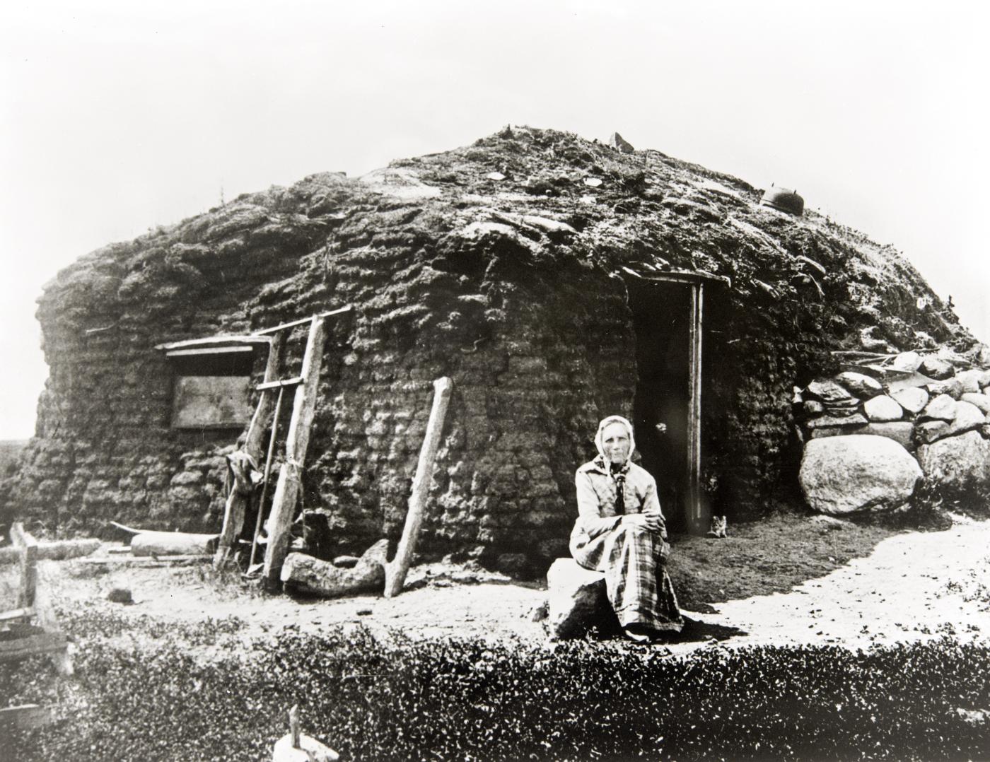 Fru Beret Hagebak utanfor grastorvhuset sitt i Lac Qui Parle County, Minnesota i ca. 1870.