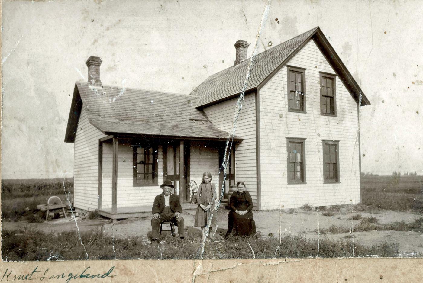 Knut Langeland saman med dottera Julie og dotterdottera Josephine. Knut og Julia overlevde sioux-angrepet i 1862 og flytta seinare til Westbrook, Minnesota, der dette biletet er teke.