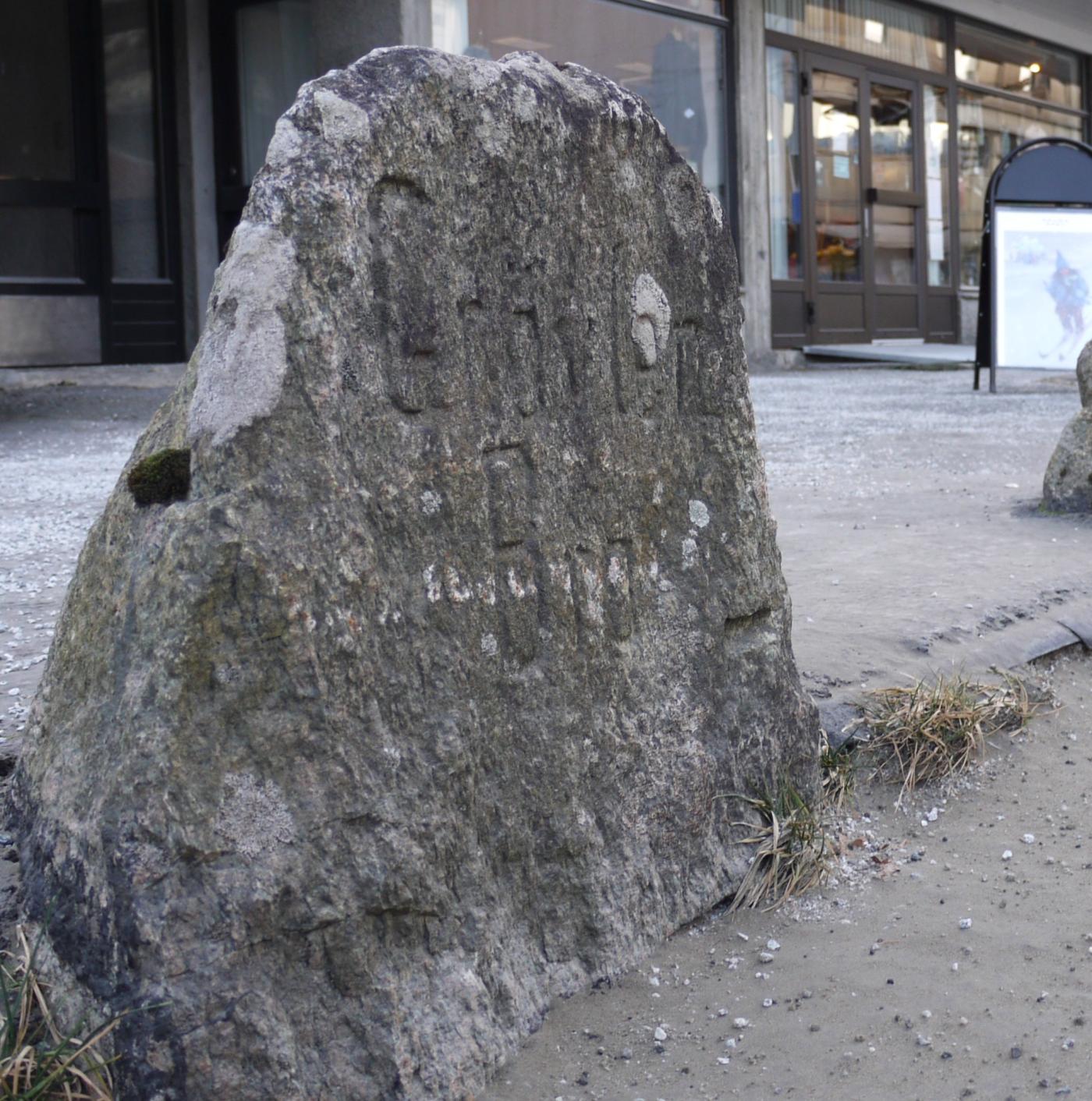 Veghistorisk stein i Fjørevegen, Sogndalsfjøra, Sogndal kommune.