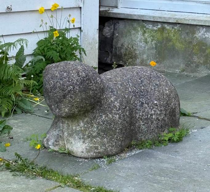 Liggende katt steinfigur