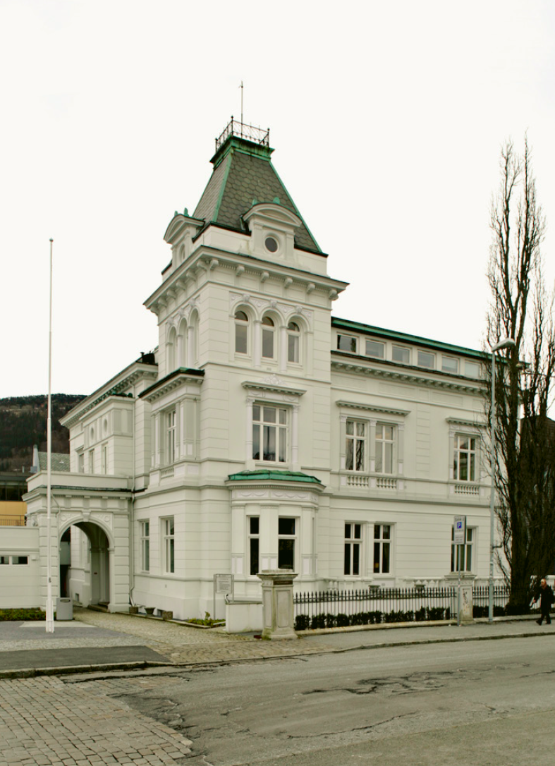 Muséplassen 1 (Knut Strand)