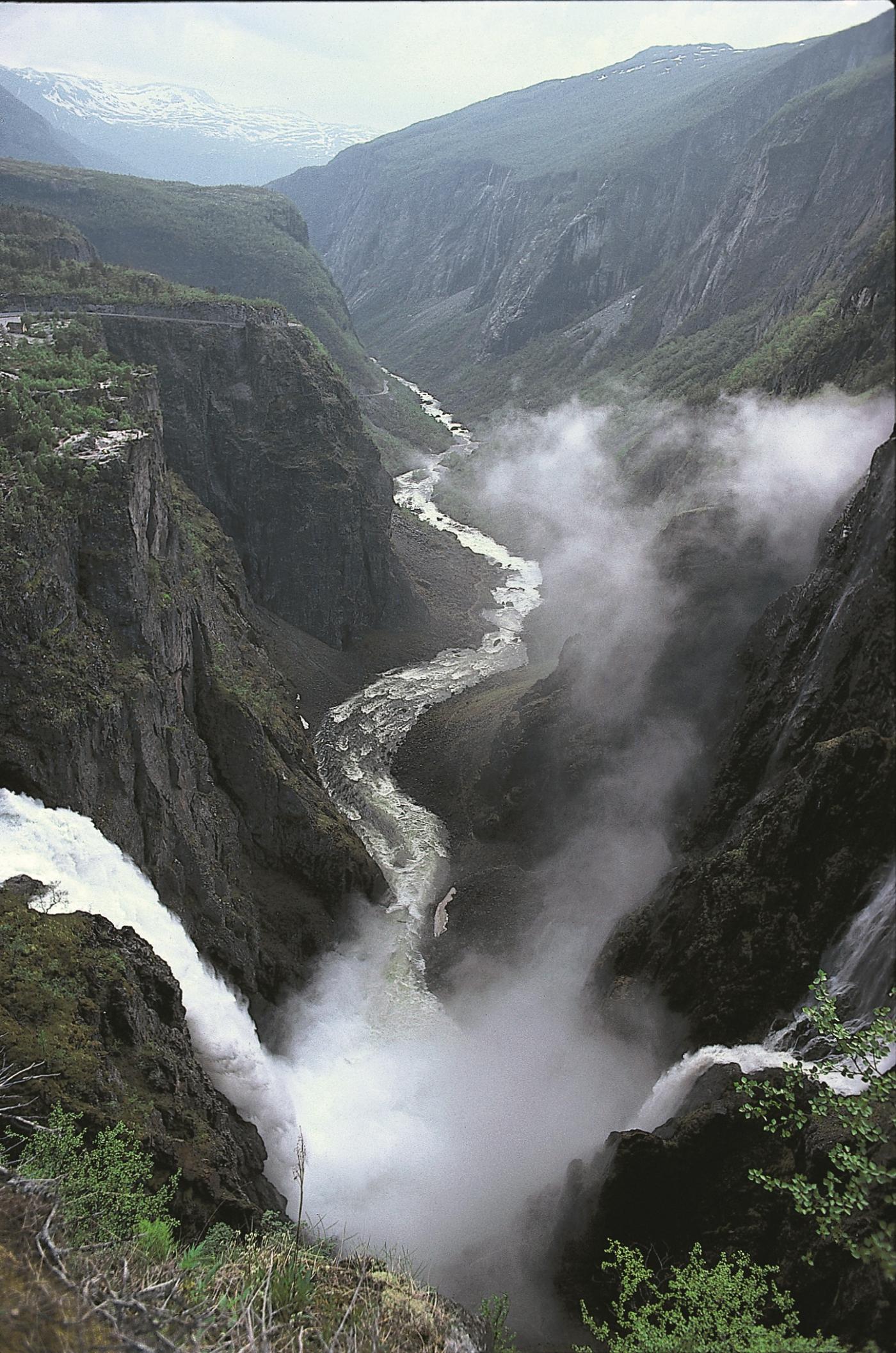 Vøringsfossen og Øvre Måbødalen frå utsikta ved Fossli Hotel