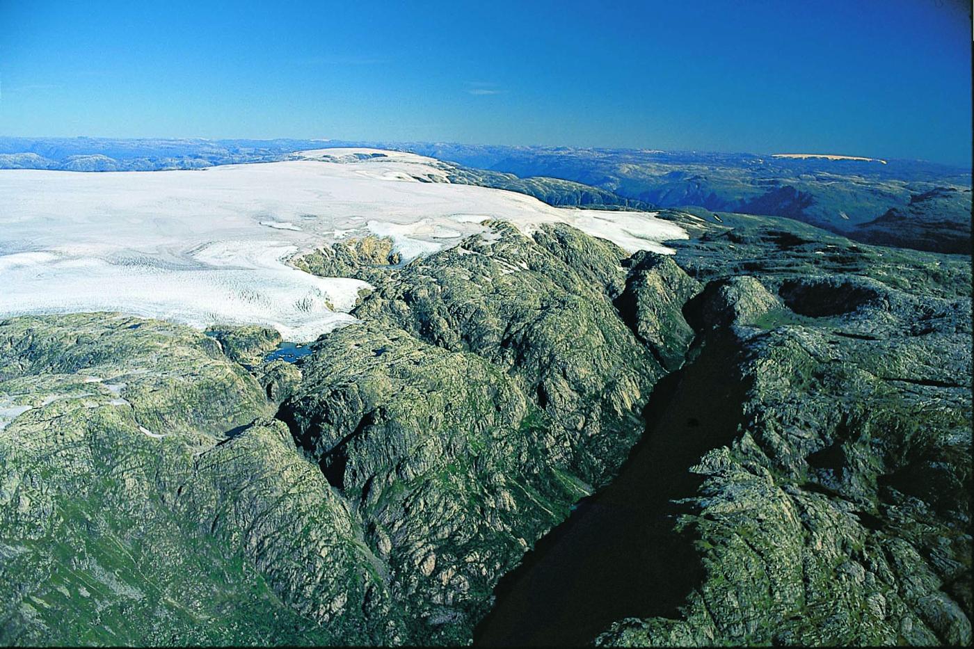 Folgefonna og Sandvikedalen med Hardangerjøkulen i det fjerne.