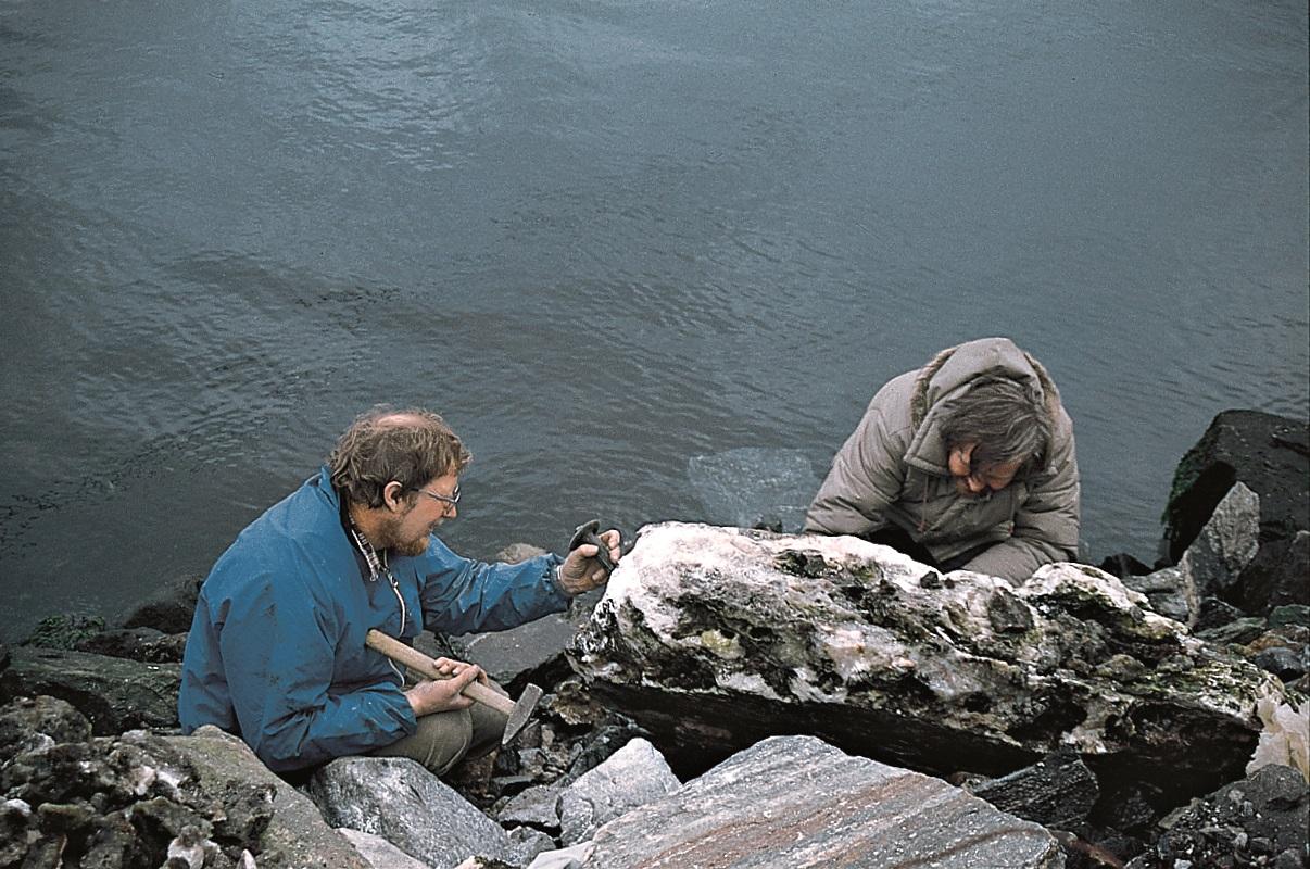 Amatørgeolog Torgeir Garmo i arbeid med å ta ut krystallar i berget. (Karl E. Dalen)