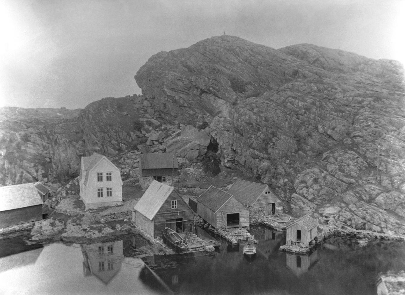 Kjerringholet under utgraving i 1930.