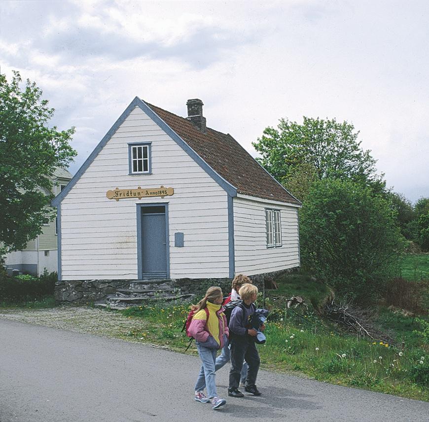 «Et hus har vi reist til Guds ære; kom Jesus med vigsel og fred, saa det for vor bygd faar være et gudsordet helliget sted.» 