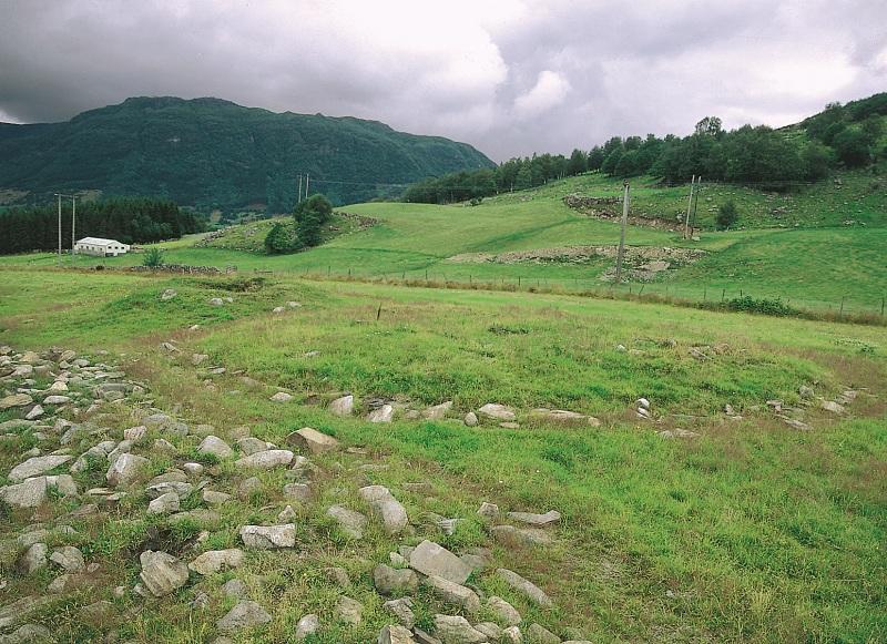 Gravrøys med kantkjede av stein (foto: Egil Korsnes)