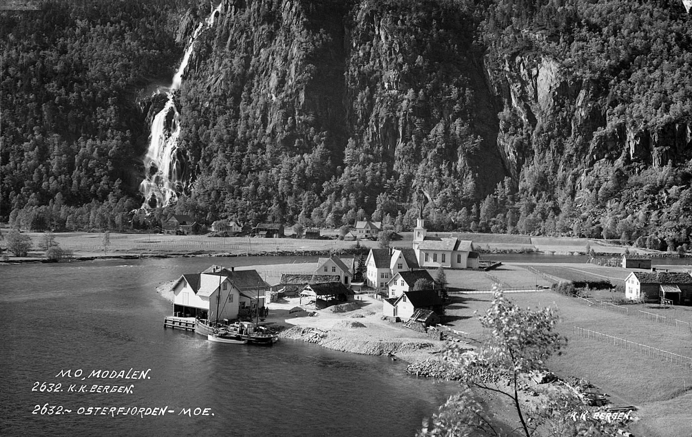 Mo med Otterstadgarden i bakgrunnen tidleg på 1900-talet