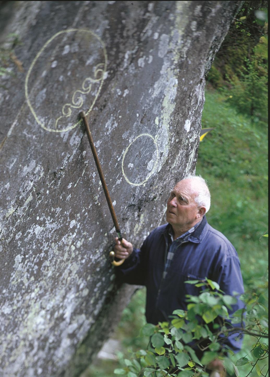 Helleristningen «løpande hund», Gjøstein, Voss