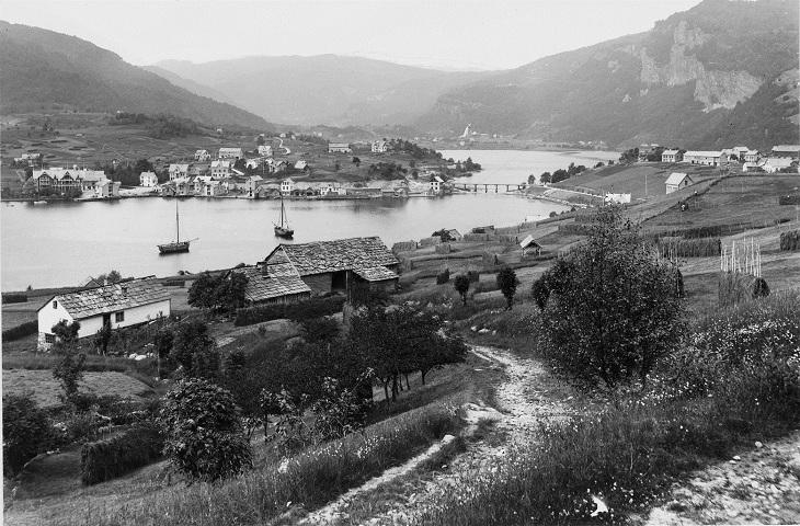 Norheimsund sett frå Tolo kring hundreårsskiftet