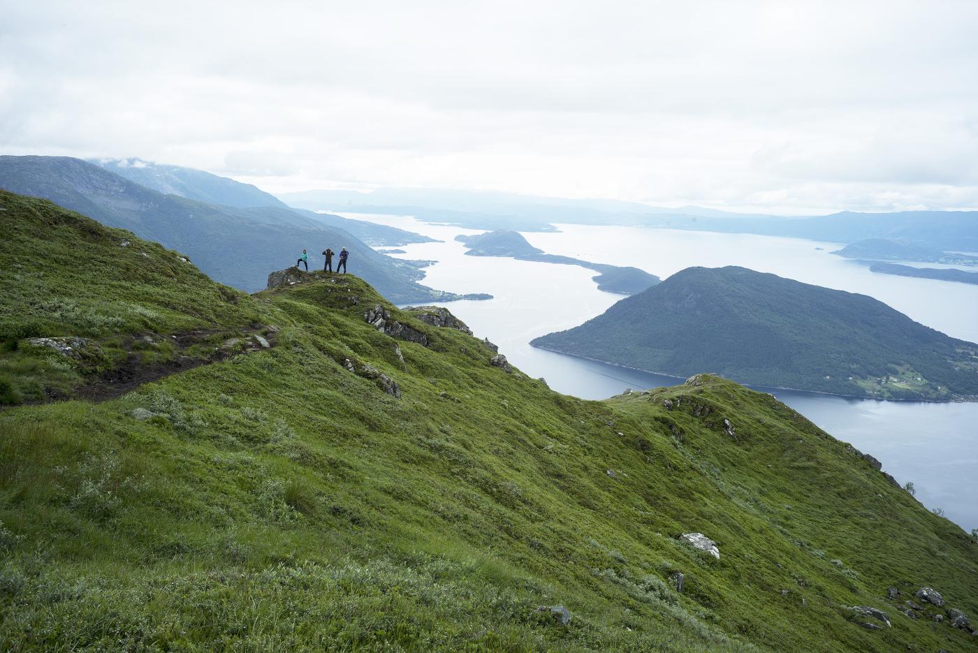 På veg mot Malmangernuten. Kvinnheradsfjorden med Snilstveitøy og Skorpo midt i biletet.