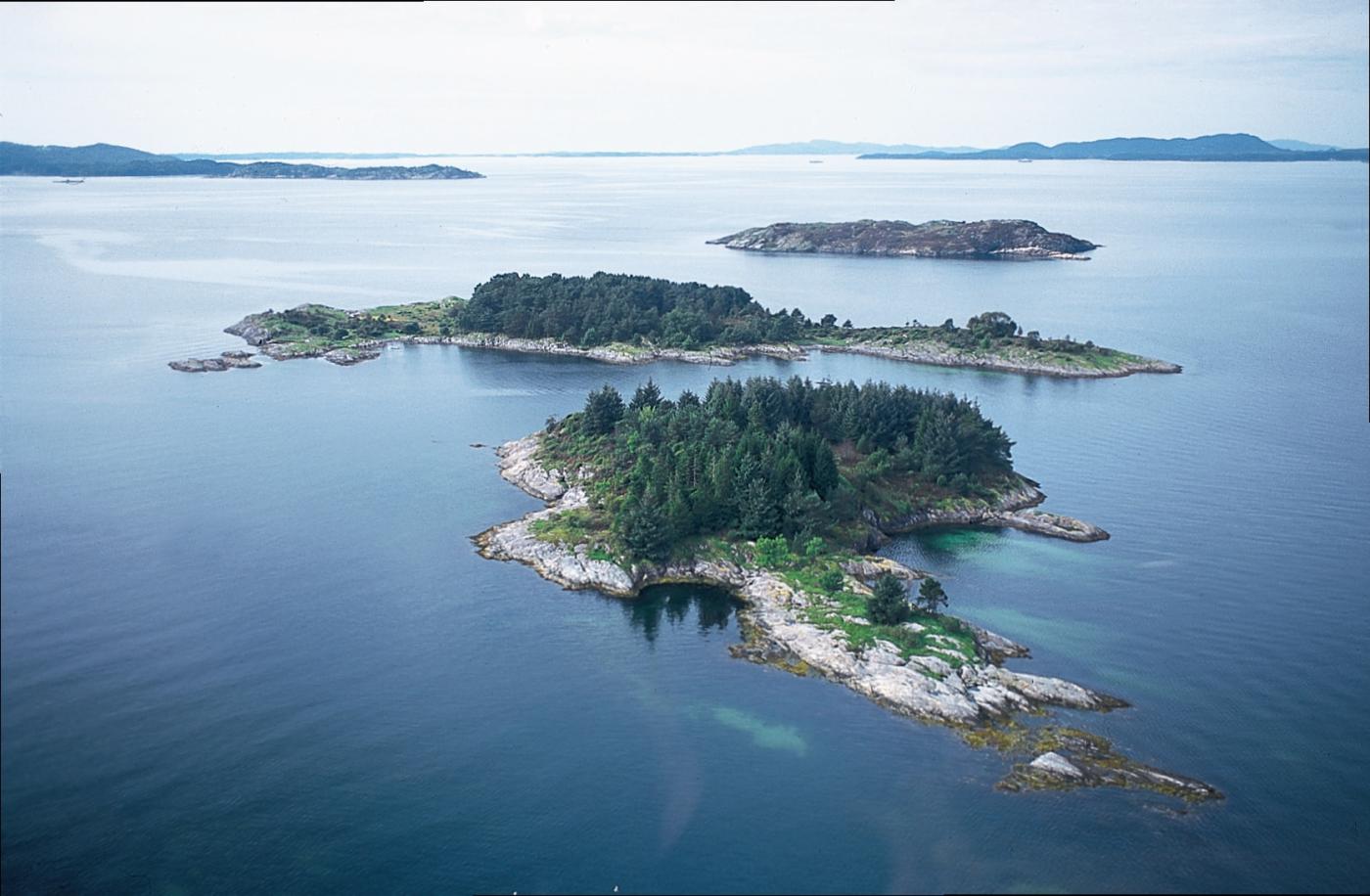 Tre av øyane i naturreservatet: Litla Vesøya, Stora Vesøya og Lyngøy