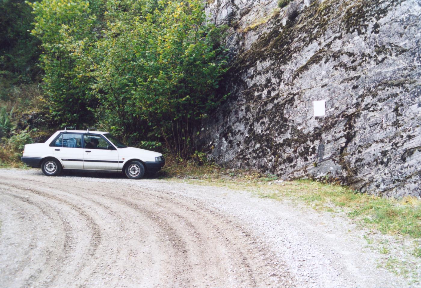 Minneplata om køyrevegen til Høygardane, er bolta fast i berget i den fyrste svingen hundre meter frå riksvegen ved Breimsvatnet.
