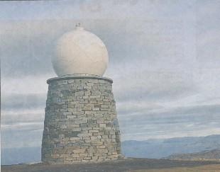 <p>V&ecirc;rradaren p&aring; Kjeringa, ogs&aring; kalla Vestkapp. Samla h&oslash;gd p&aring; anlegget er om lag 15 meter. Kula eller radomen har ei h&oslash;gd p&aring; 5,57 meter og ein st&oslash;rste diameter p&aring; 6,7m. Minneplata er festa ved sida av d&oslash;ra, og det er montert ein lampe over. &nbsp;</p>