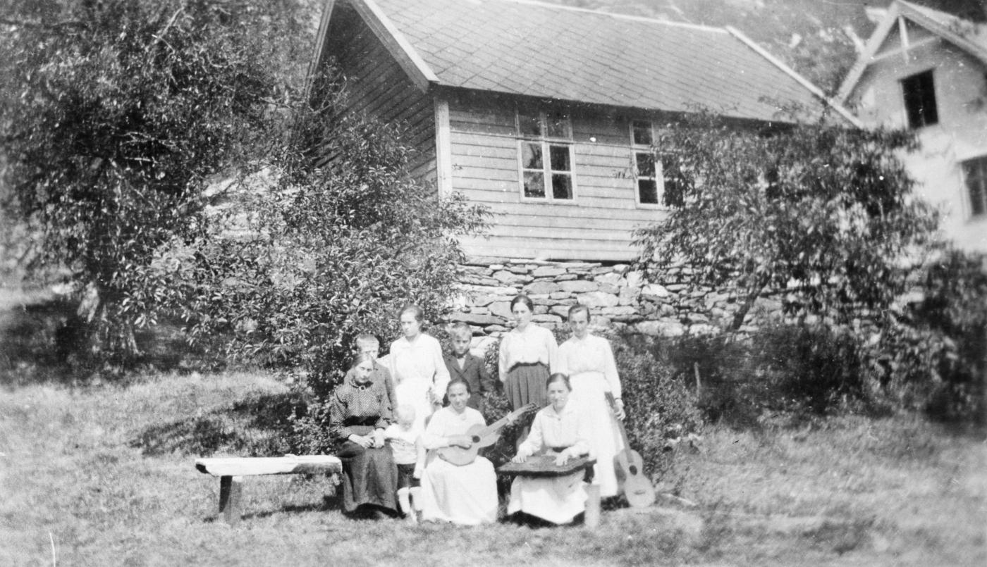 <p>Bedehuset p&aring; Ytre Gil 1920-1921, kort tid ette at det var teke i bruk (1919). Nokre kvinner syng og spelar p&aring; gitar og harpeleik.&nbsp;</p>