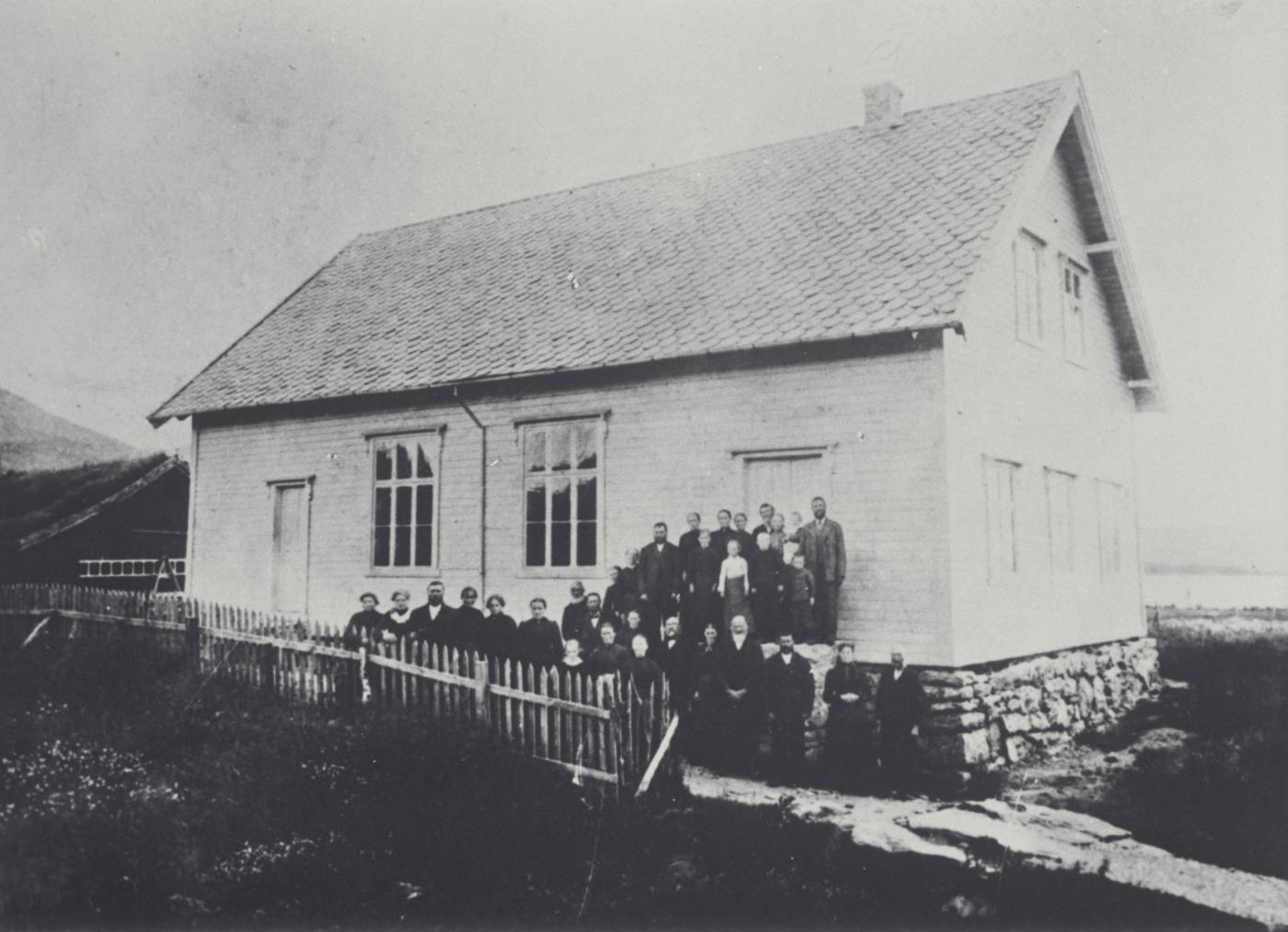 <p>&nbsp;Folk samla til fotografering framfor bedehuset, truleg i 1913. I &aring;ra 1908-1913 var bedehuset godkjent for kyrkjeleg bruk.</p>