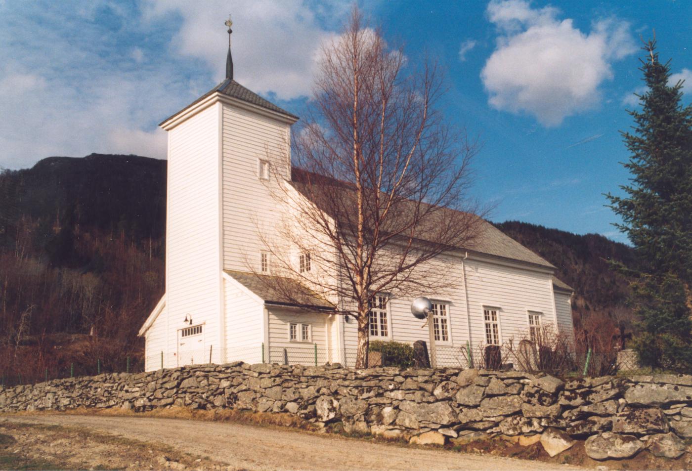 <p>Vevring kyrkje, bygd 1845, p&aring;bygd og restaurert i &aring;ra 1944-1950.&nbsp;</p>