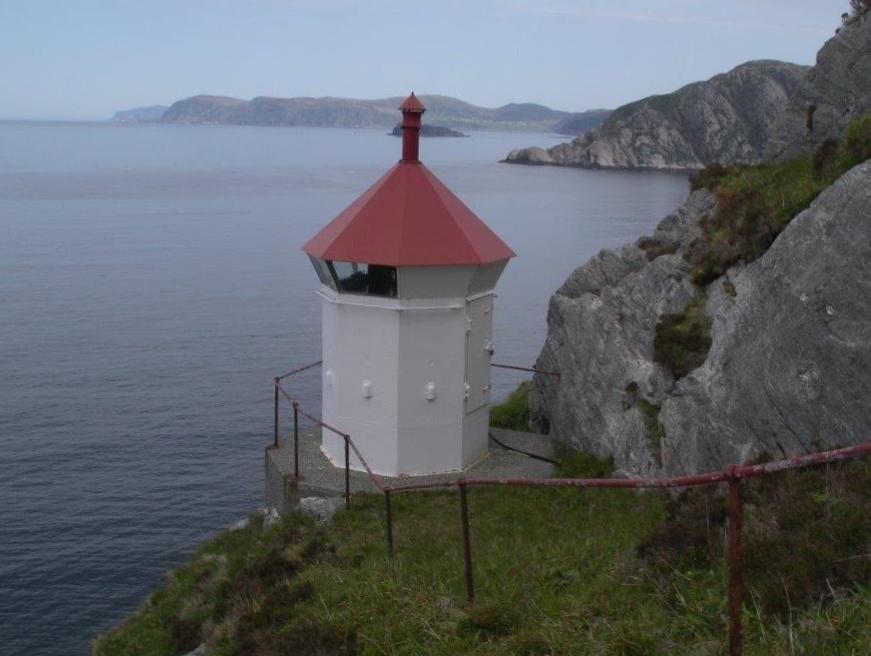 Øksneset fyrlykt, Bremangerlandet, bygd 1936. Fyrlykta står ca 80 meter over havet. I bakgrunnen mot nord, Vågsøya.