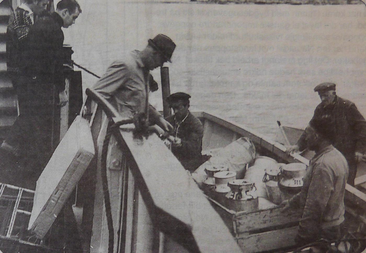 Biletet er frå 1960-talet og viser bording i Botnane, før Botnane hadde kai. Båten stoppa og ekspeditøren rodde ut for å hente folk som kom med rutebåten, eller skulle reise med rutebåten. Kommune- og fylkespolitikaren Abraham Øvrebotten frå Botnane går frå MS «Hennøy» om bord i flyttbåten (ekspedisjonsbåten). Ved rekka matros Leiv Sunnarvik; i flyttbåten Ragnvald og Anders Sørbotten, og i færingen på utsida, Orvald Sletten.