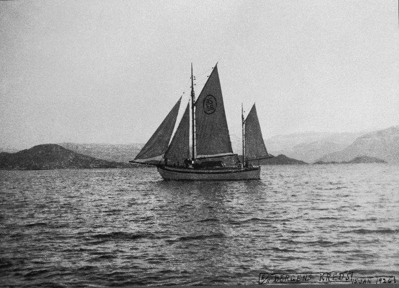 Redningsskøyta «Bergens Kreds», bygd 1912, på Kalvågsvika (utafor Kalvåg). Redningsselskapet hadde redningsskøyter i Kalvåg 65 år, frå 1907 til 1972. Mange av mannskapa kom frå Kalvåg; av dei dei best kjende kan nemnast Georg Nessen, Thor Stenseth og Nils M. Liset.