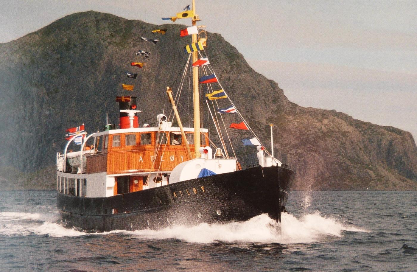 MS «Atløy», veteranbåt, for full fart på fjorden. Veteranbåten sitt eige postkort. Det står berre «Foto: Lars Grepstad» bakpå.