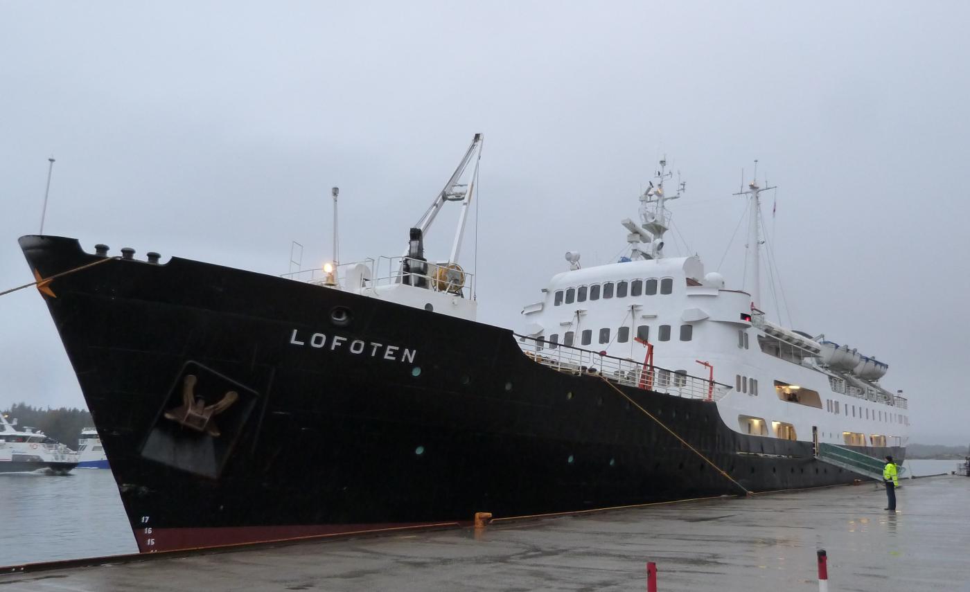 MS «Lofoten», bygd 1964, i sørgåande rute til kai i Florø, 2. mars 2015.