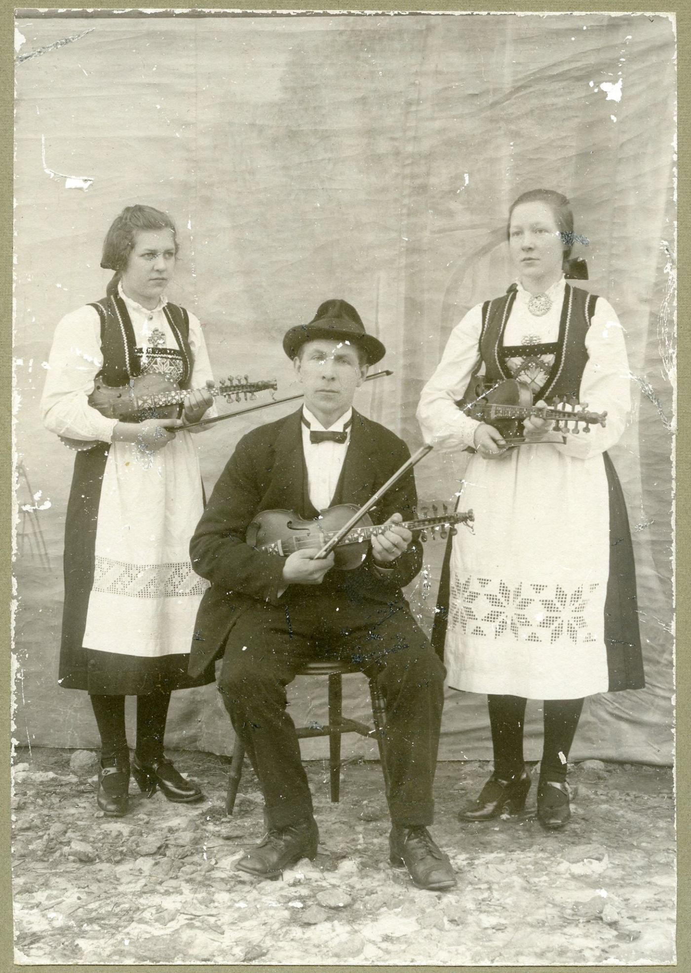 Sigurd Eldegard flankert av dei felespelande søstrene sine, Brita og Johanna.