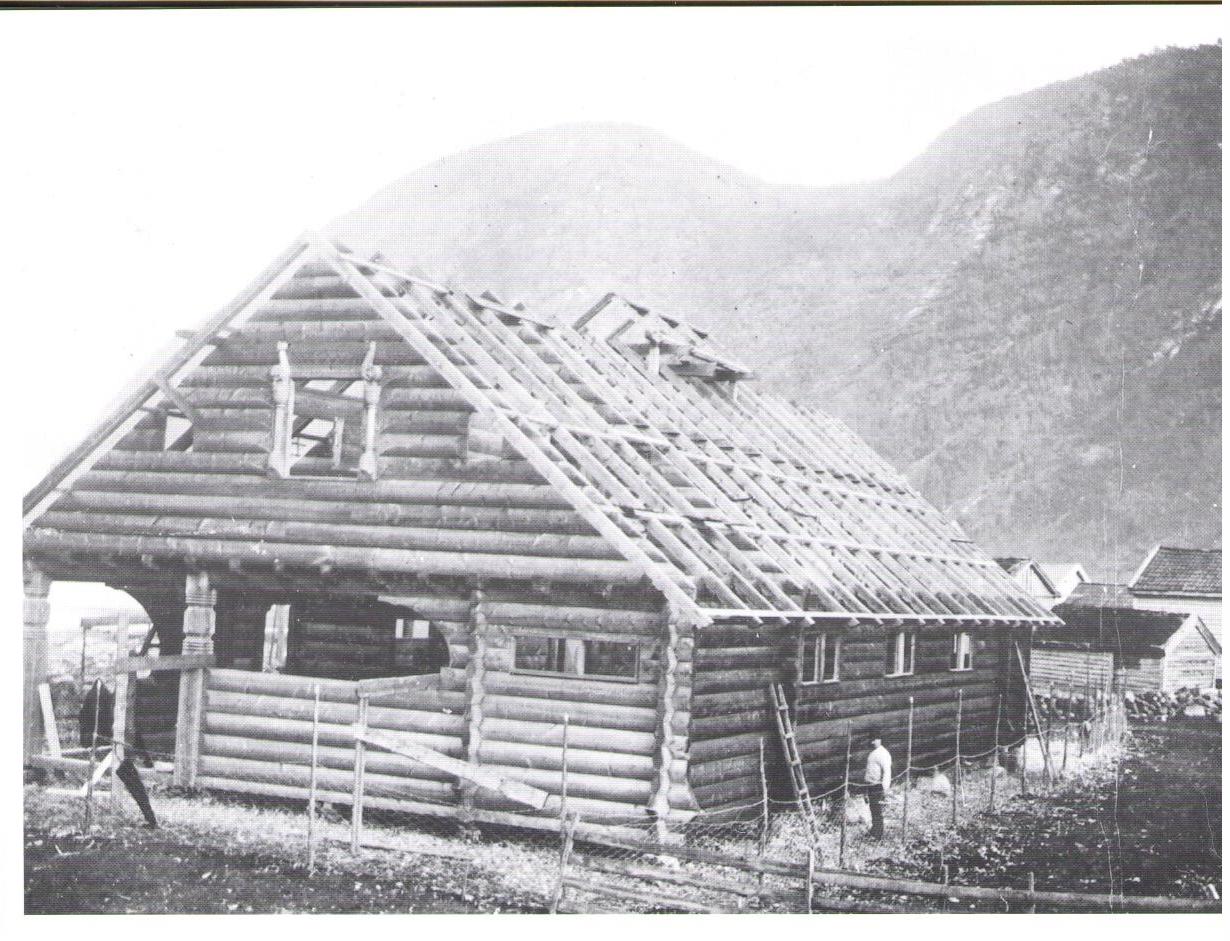 The Norwegian barn, under bygging i Vik 1908. Då huset var ferdig, vart det demontert og frakta til England. Der vart det bygd oppatt i byen Elstree, eit kort stykke nord for London.