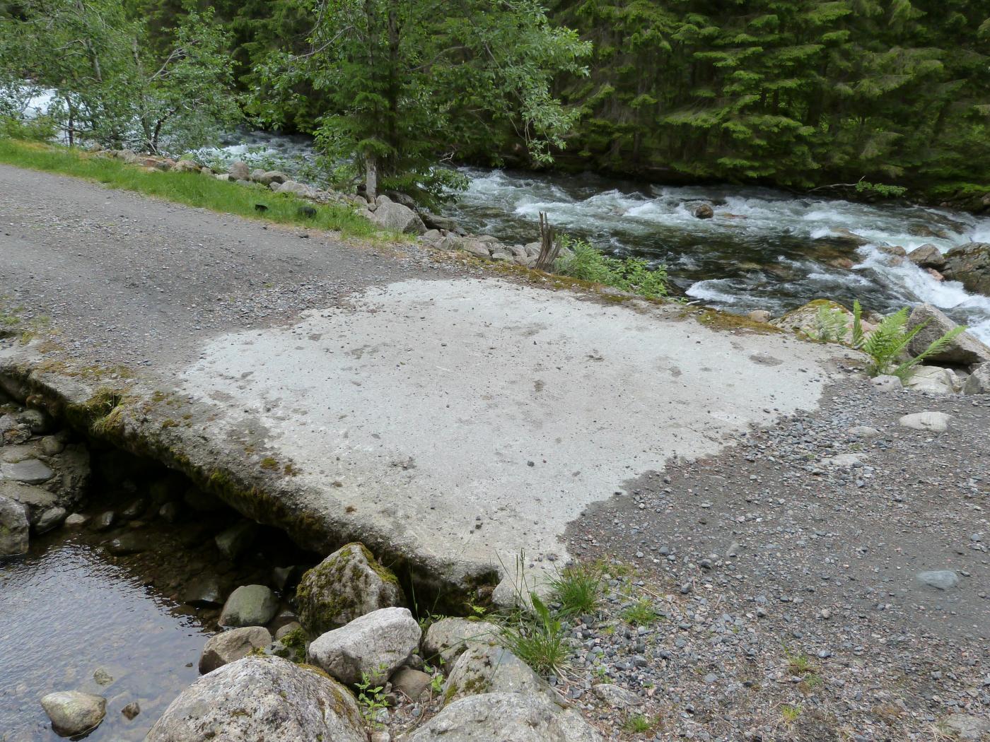 Brua over side-elva Høgaloftåna, den første betongbrua etter Bommen (ved demning og inntak for drikkevatn). Spor etter feste for pålar til rekkverk viser tydeleg i kvar ende.