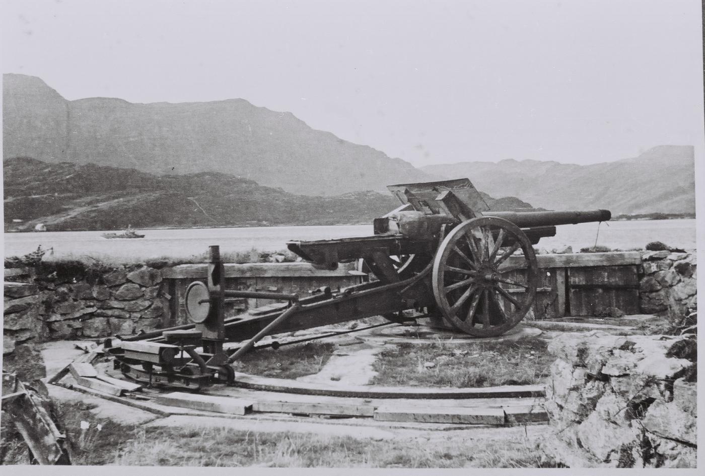 Mange av kanonene som tyskarane brukte i sine kystbatteri, var franske feltkanoner tekne som krigsbytte. Biletet er frå Vemmelsvik, og viser tredje kanon som er ein fransk 10,5 cm feltkanon modell 1913, K.331(f) med hjullavett.