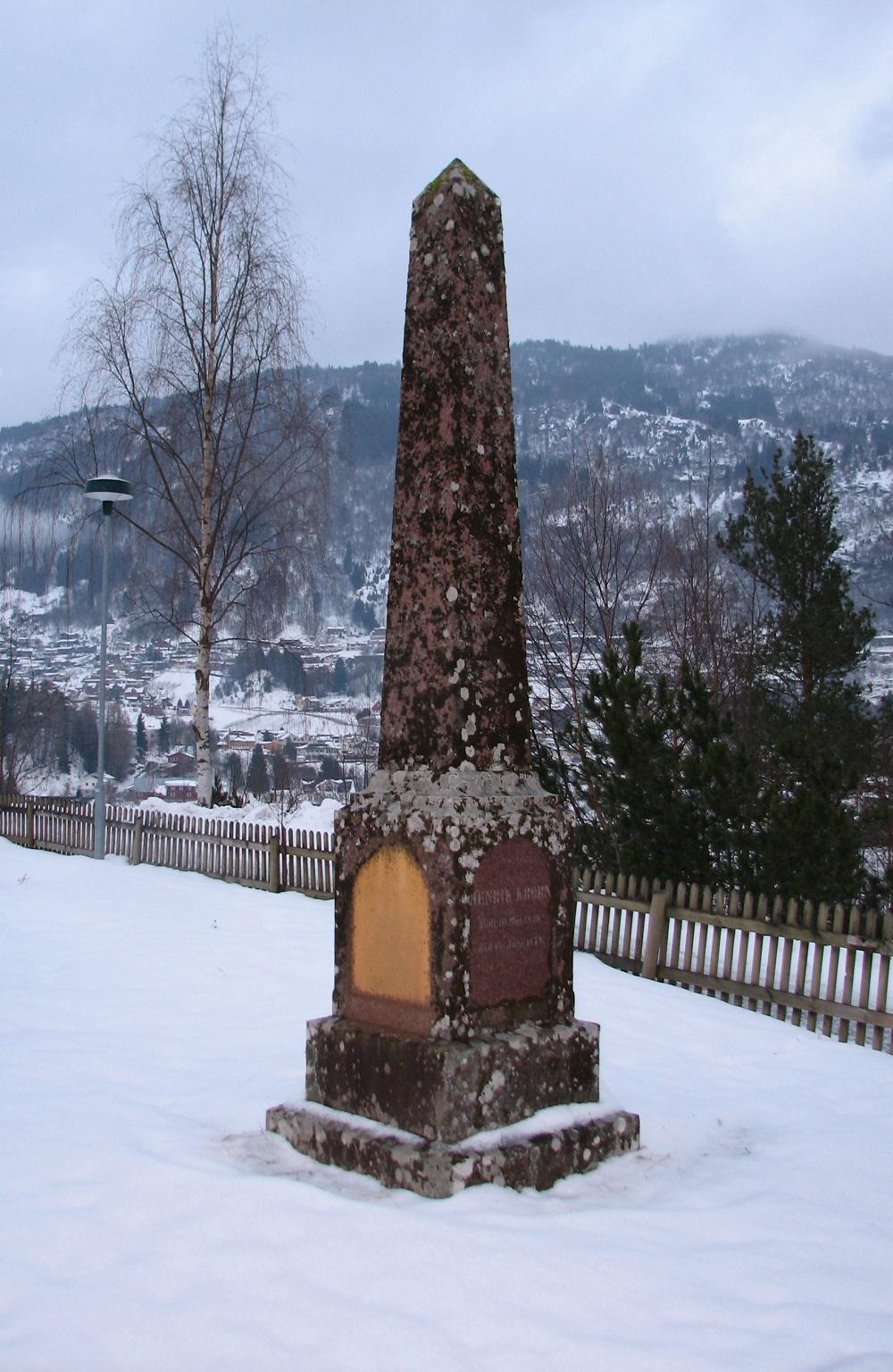 Minnesteinen på grava til ekteparet Henrik Krohn (1826-1879) og Hanna Krohn (1829-1903) på Stedje kyrkjegard. Den 21. januar 1868 skipa Henrik Krohn Vestmannalaget, det første mållaget i landet. På 150-årsdagen markerte Sogndal mållag hendinga med å leggja ned krans på grava hans/ved Krohn-minnesteinen.