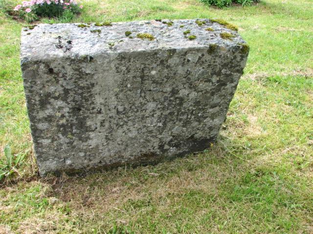 Grava til Anders Hamre (1878-1936) på gravfeltet Fredlund i Naustdal. År 1935 vart det arbeidd arbeid med å få reisa ein «bautastein» på grava hans. Ein nær ven av Anders Hamre oppmoda offentleg om å stansa arbeidet, fordi han visste at Anders Hamre sjølv slett ikkje ønskte seg ein «bautastein». Og slik vart det. Minnestein-arbeidet vart avvikla. Ein enkel gravstein kom i staden.