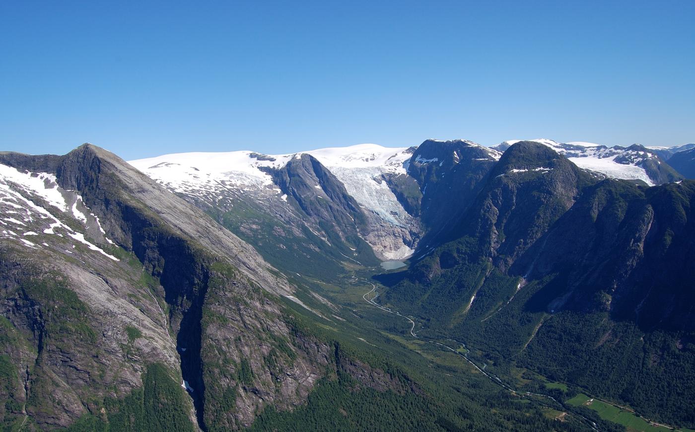 Vegen framover Bøyadalen i Fjærland, med tunnelopninga ved breen.
